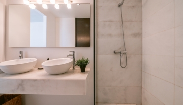 Resa Estates Talamanca for sale Pouet luxury bathroom shower.JPG